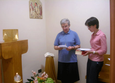Sara nella cappella della comunit, riceve il libretto delle preghiere della Famiglia Paolina 
